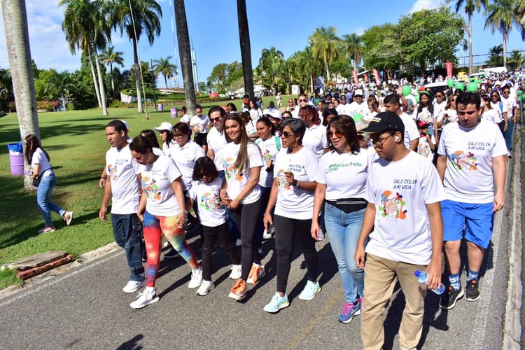 Voluntarios del “Equipo A” participan en caminata “Dale Color a mi Vida” 